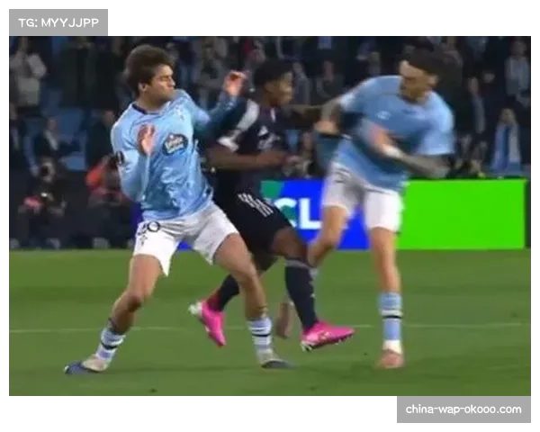 关键时刻:VAR长时间回看,判定里昂进球前对防守球员是否构成冲撞